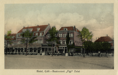 16049 Gezicht op de voorgevel van het Hotel-café-restaurant Figi met terras (Het Rond 2) te Zeist uit het noordwesten.